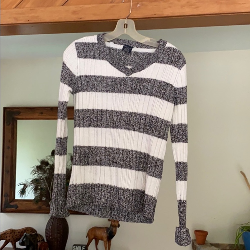 Junior top black and white sweater
